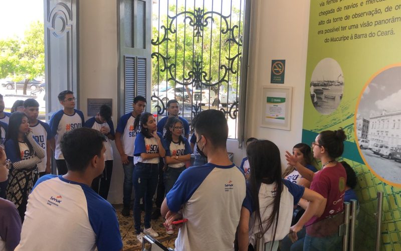 Visita do grupo de estudantes do Serviço Nacional de Aprendizagem Comercial (Senac) Ceará, no dia 30 de Junho. As visitas fazem parte do projeto Escola no Fisco, idealizado pelo Programa de Educação Fiscal (PEF-CE), com o objetivo de convidar estudantes para conhecerem as atividades desenvolvidas pela Secretaria da Fazenda do Ceará (Sefaz-CE) e refletirem sobre tributação e cidadania. Foto: estudantes na recepção do Centro de Memória da Secretaria da Fazenda do Ceará.