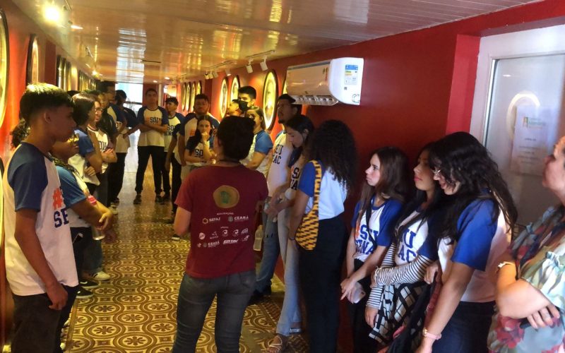 Visita do grupo de estudantes do Serviço Nacional de Aprendizagem Comercial (Senac) Ceará, no dia 30 de Junho. As visitas fazem parte do projeto Escola no Fisco, idealizado pelo Programa de Educação Fiscal (PEF-CE), com o objetivo de convidar estudantes para conhecerem as atividades desenvolvidas pela Secretaria da Fazenda do Ceará (Sefaz-CE) e refletirem sobre tributação e cidadania. Foto: estudantes visitando a exposição Galeria dos Secretários do Centro de Memória da Secretaria da Fazenda do Ceará