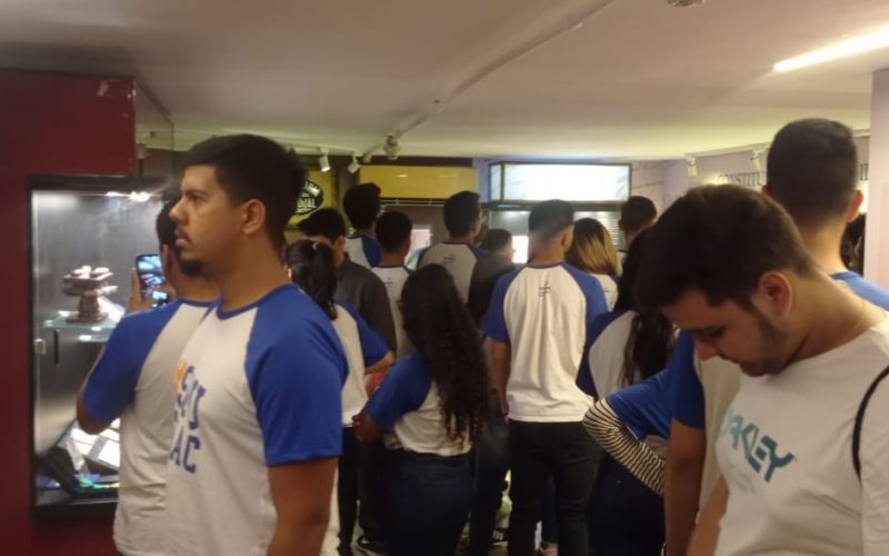 Visita do grupo de estudantes do Serviço Nacional de Aprendizagem Comercial (Senac) Ceará, no dia 30 de Junho. As visitas fazem parte do projeto Escola no Fisco, idealizado pelo Programa de Educação Fiscal (PEF-CE), com o objetivo de convidar estudantes para conhecerem as atividades desenvolvidas pela Secretaria da Fazenda do Ceará (Sefaz-CE) e refletirem sobre tributação e cidadania. Foto: estudantes visitando a exposição Notas de Memória do Centro de Memória da Secretaria da Fazenda do Ceará.