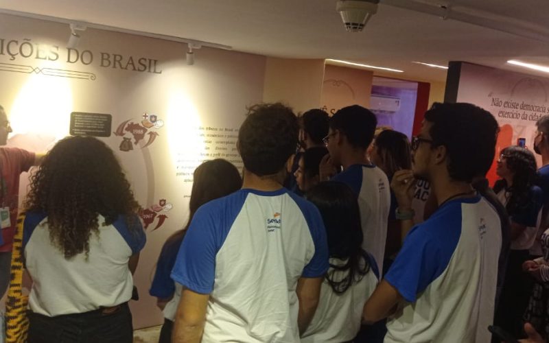 Visita do grupo de estudantes do Serviço Nacional de Aprendizagem Comercial (Senac) Ceará, no dia 30 de Junho. As visitas fazem parte do projeto Escola no Fisco, idealizado pelo Programa de Educação Fiscal (PEF-CE), com o objetivo de convidar estudantes para conhecerem as atividades desenvolvidas pela Secretaria da Fazenda do Ceará (Sefaz-CE) e refletirem sobre tributação e cidadania. Foto: estudantes visitando a exposição Notas de Memória do Centro de Memória da Secretaria da Fazenda do Ceará.
