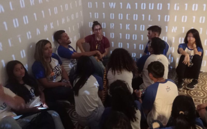 Visita do grupo de estudantes do Serviço Nacional de Aprendizagem Comercial (Senac) Ceará, no dia 30 de Junho. As visitas fazem parte do projeto Escola no Fisco, idealizado pelo Programa de Educação Fiscal (PEF-CE), com o objetivo de convidar estudantes para conhecerem as atividades desenvolvidas pela Secretaria da Fazenda do Ceará (Sefaz-CE) e refletirem sobre tributação e cidadania. Foto: estudantes visitando a exposição Notas de Memória do Centro de Memória da Secretaria da Fazenda do Ceará, no momento da visita a Sala Cofre.