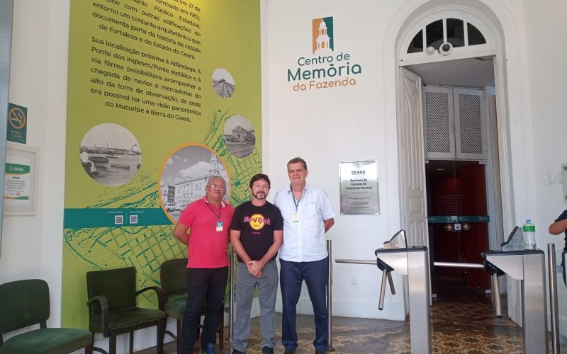 Visita do grupo dos servidores Rogério Giacomello e Everaldo Brasil e do colaborador César Lima  da Secretaria da Fazenda, no dia 29 de Junho.  Foto: Servidores na recepção do Centro de Memória da Fazenda.