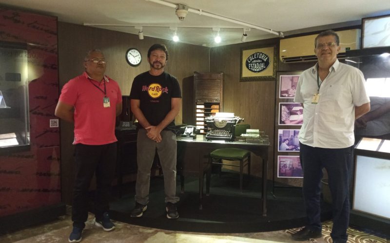 Visita do grupo dos servidores Rogério Giacomello e Everaldo Brasil e do colaborador César Lima  da Secretaria da Fazenda, no dia 29 de Junho.  Foto: Servidores na exposição Notas de Memórias do Centro de Memória da Fazenda.