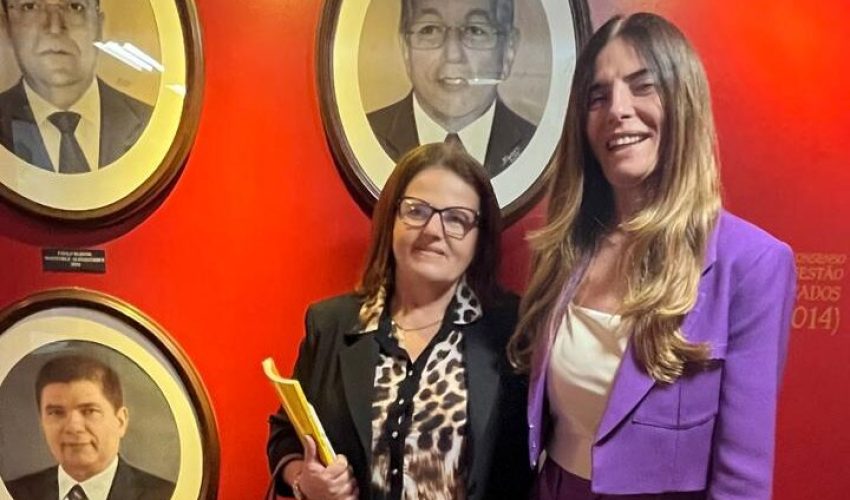 Diretora da Escola do Governo, do Instituto Municipal de Desenvolvimento de Recursos Humanos (Imparh), Eveline Benevides, junto à Gestora do Centro de Memória da Fazenda, Clarissa Barroso, após evento “Um Encontro com Dulce Lucena – Contos que Inspiram”, no dia 09 de janeiro.