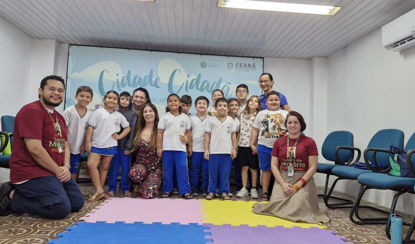 Na manhã de 9 de maio, alunos do Centro Educacional Carrossel visitaram o Centro de Memória da Fazenda (CM) com a professora Eloisa. As crianças experienciaram uma visita mediada pelas exposições do CM e a contação de história “O Jardim dos Tributos”. Ao fim, brincaram de “batata quente” com perguntas sobre o livro.