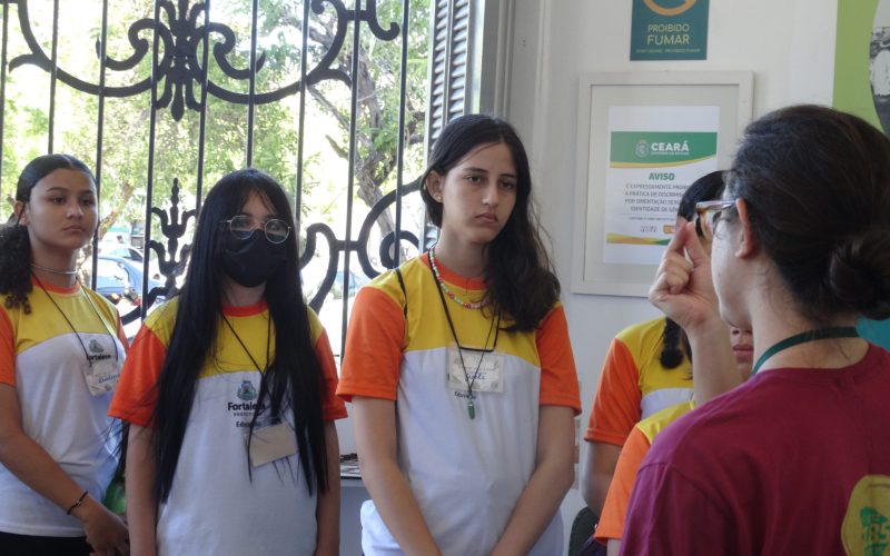 Visita da Escola de Escola de Municipal de Ensino Integral Fundamental Frei Lauro Schwartz organizada pela da Secretaria de Finanças do Município de Fortaleza, realizada no dia 08 de agosto.  A visita faz parte das ações promovidas pelo Programa de Educação Fiscal do Ceará (PEF-CE), que objetiva promover reflexão a respeito da relação entre cidadania e tributação e tornar conhecida a importância e diversidade de atividades desenvolvidas pela Secretaria da Fazenda do Ceará  (Sefaz-CE).  Foto: Alunos na recepção do Centro de Memória da Fazenda.
