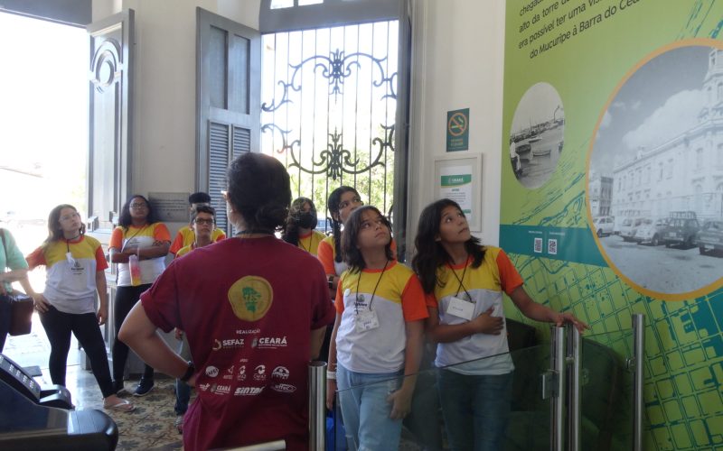 Visita da Escola de Escola de Municipal de Ensino Integral Fundamental Frei Lauro Schwartz organizada pela da Secretaria de Finanças do Município de Fortaleza, realizada no dia 08 de agosto.  Foto: Alunos na recepção do Centro de Memória da Fazenda.