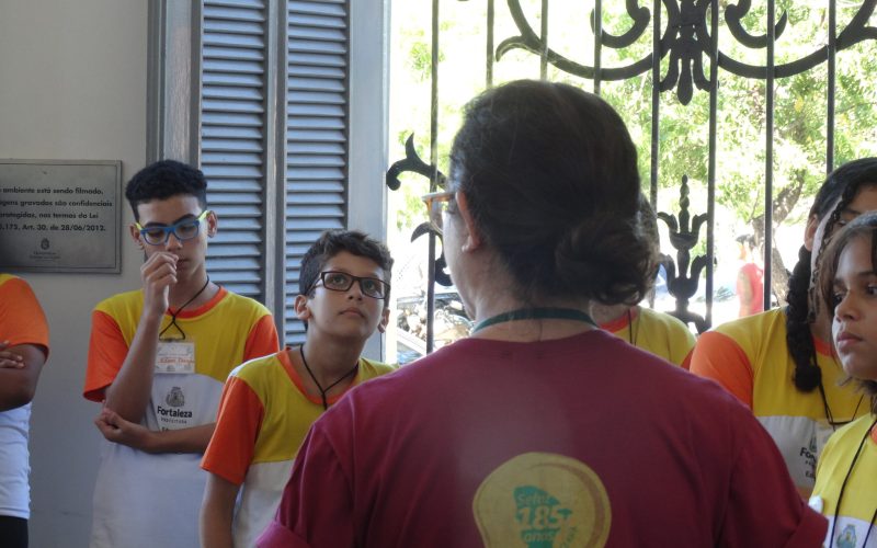 Visita da Escola de Escola de Municipal de Ensino Integral Fundamental Frei Lauro Schwartz organizada pela da Secretaria de Finanças do Município de Fortaleza, realizada no dia 08 de agosto.  Foto: Alunos na recepção do Centro de Memória da Fazenda.