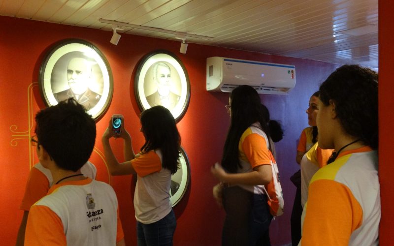 Visita da Escola de Escola de Municipal de Ensino Integral Fundamental Frei Lauro Schwartz organizada pela da Secretaria de Finanças do Município de Fortaleza, realizada no dia 08 de agosto.  Foto: Alunos na exposição Galeria dos Secretários do Centro de Memória da Fazenda