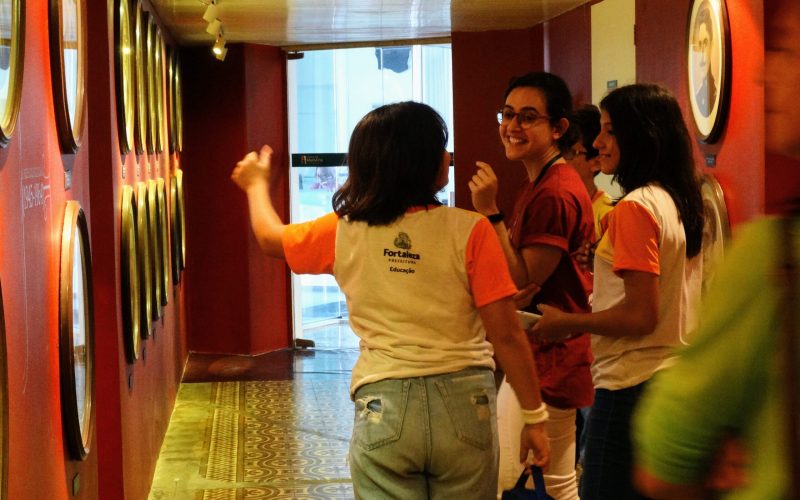Visita da Escola de Escola de Municipal de Ensino Integral Fundamental Frei Lauro Schwartz organizada pela da Secretaria de Finanças do Município de Fortaleza, realizada no dia 08 de agosto.  Foto: Alunos na exposição Galeria dos Secretários do Centro de Memória da Fazenda