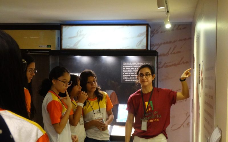 Visita da Escola de Escola de Municipal de Ensino Integral Fundamental Frei Lauro Schwartz organizada pela da Secretaria de Finanças do Município de Fortaleza, realizada no dia 08 de agosto.  Foto: Alunos na exposição Notas de Memória  do Centro de Memória da Fazenda.