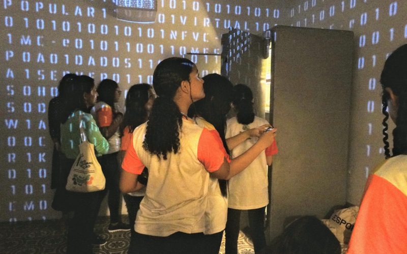 Visita da Escola de Escola de Municipal de Ensino Integral Fundamental Frei Lauro Schwartz organizada pela da Secretaria de Finanças do Município de Fortaleza, realizada no dia 08 de agosto.  Foto: Alunos na exposição Notas de Memória  do Centro de Memória da Fazenda, momento da visita à Sala Cofre.