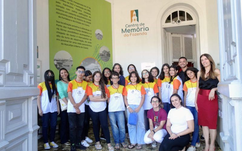 Visita da Escola de Escola de Municipal de Ensino Integral Fundamental Frei Lauro Schwartz organizada pela da Secretaria de Finanças do Município de Fortaleza, realizada no dia 08 de agosto.  Foto: Alunos na recepção  do Centro de Memória da Fazenda.
