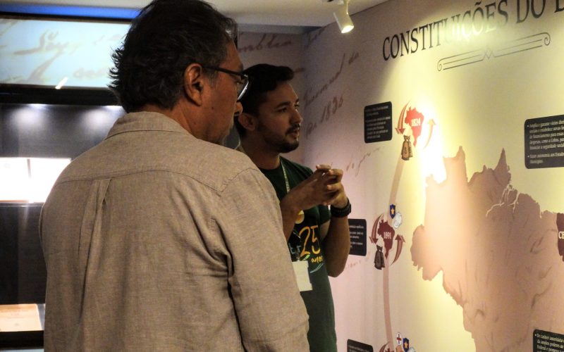 Visita de Cícero Melo, Coordenador do Grupo de Educação Fiscal do Distrito Federal e Coordenador do GT66 - Educação Fiscal do Confaz, no dia 18 de agosto. Durante a visita , o educador Fabrício Monteiro expôs como  é realizada a integração entre a Educação Fiscal e história do Ceará durante as visitas agendadas pelas escolas e turistas ao Centro de Memória da Fazenda.  Foto: Cícero e o Educador Fabrício Monteiro na exposição “ Notas de Memória”.