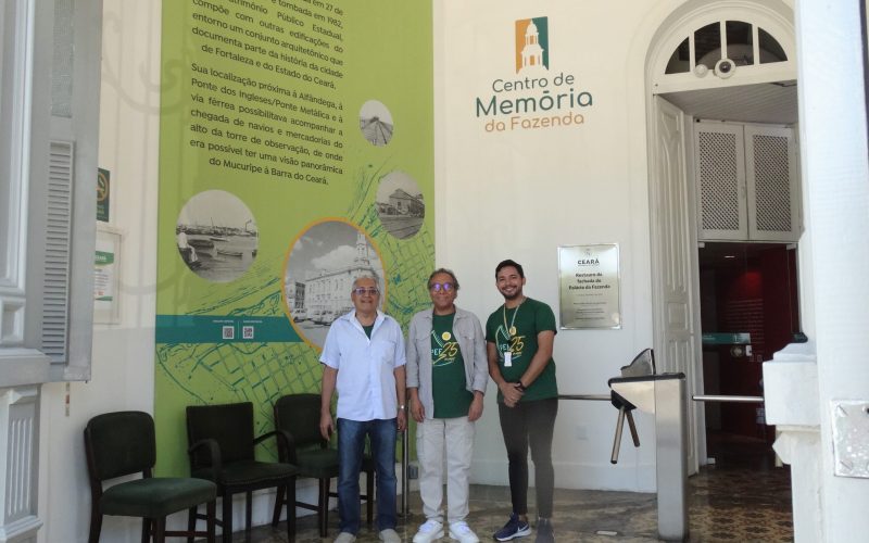 Cícero Melo foi acompanhado pelo educador do Centro de Memória da Fazenda, Fabrício Monteiro e pelo servidor Fazendário Gerson do Vale que lhes expuseram as atividades realizadas no Centro de Memória da Fazenda e como o equipamento cultural está integrado com as ações do Programa de Educação Fiscal no Ceará. Foto:  Cícero Melo, Fabrício Monteiro e Gerson do Vale na recepção do Centro de Memória da Fazenda.