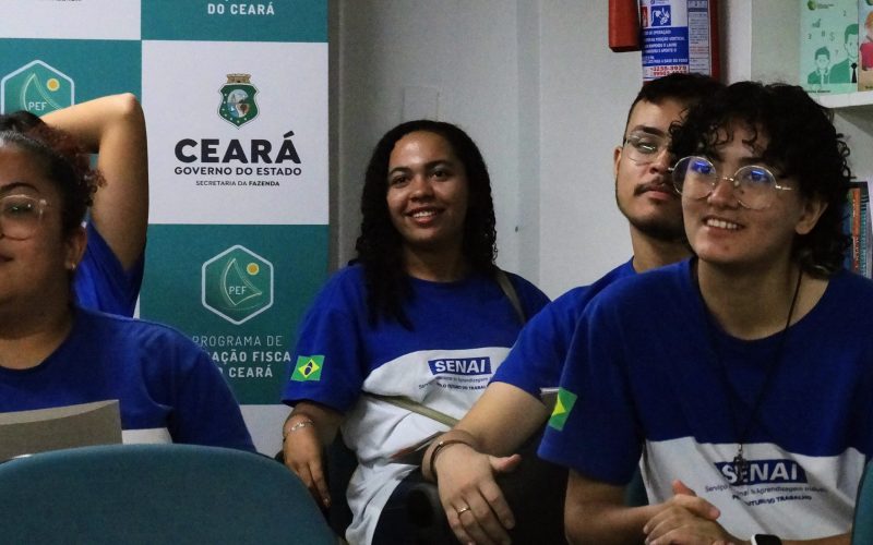 Os alunos também participaram de uma palestra sobre as atividades desenvolvidas pela Secretaria da Fazenda do Ceará, os diferentes tipos de tributos, suas funções e a importância do cidadão como agente ativo nesse processo. Essa palestra faz parte do Programa de Educação Fiscal, da (Sefaz-CE).  Foto: Estudantes na Sala Multiuso do Centro de Memória da Fazenda. Crédito da imagem: Joziane Pontes.