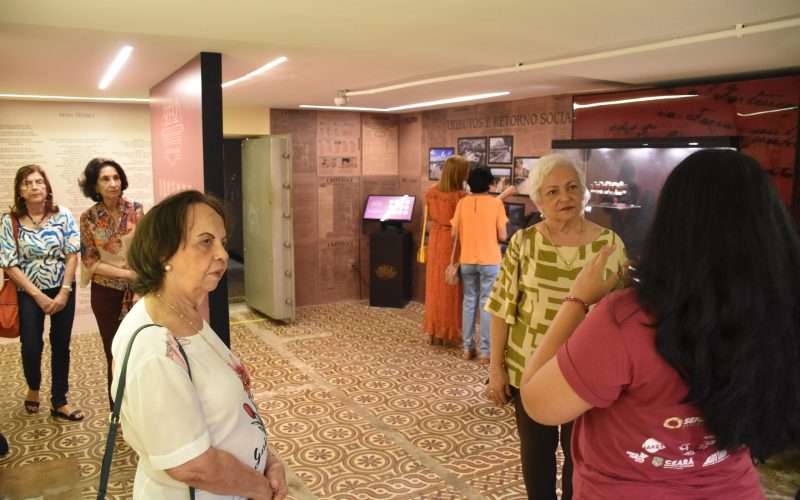 Visita dos Aposentados da Associação de Aposentados Fazendários Estaduais (Aafec) ao Centro de Memória da Fazenda. A visita faz parte do projeto “De volta à Fazenda” que busca trabalhar a memória afetiva dos aposentados com a Secretaria da Fazenda. Na foto: Aposentados na exposição “Notas de Memórias” do Centro de Memória da Fazenda.