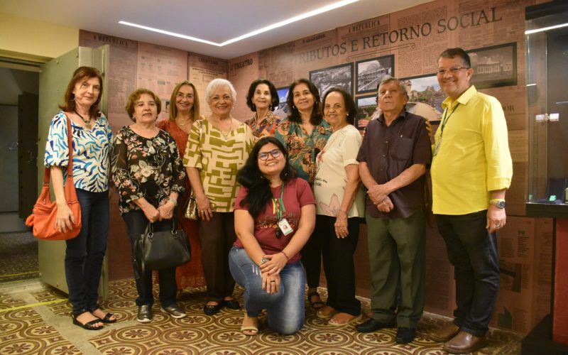 Visita dos Aposentados da Associação de Aposentados Fazendários Estaduais (Aafec) ao Centro de Memória da Fazenda. A visita faz parte do projeto “De volta à Fazenda” que busca trabalhar a memória afetiva dos aposentados com a Secretaria da Fazenda. Na foto: Aposentados e equipe do Núcleo de Cidadania Fiscal (Nucif) na exposição “Notas de Memórias” do Centro de Memória da Fazenda.