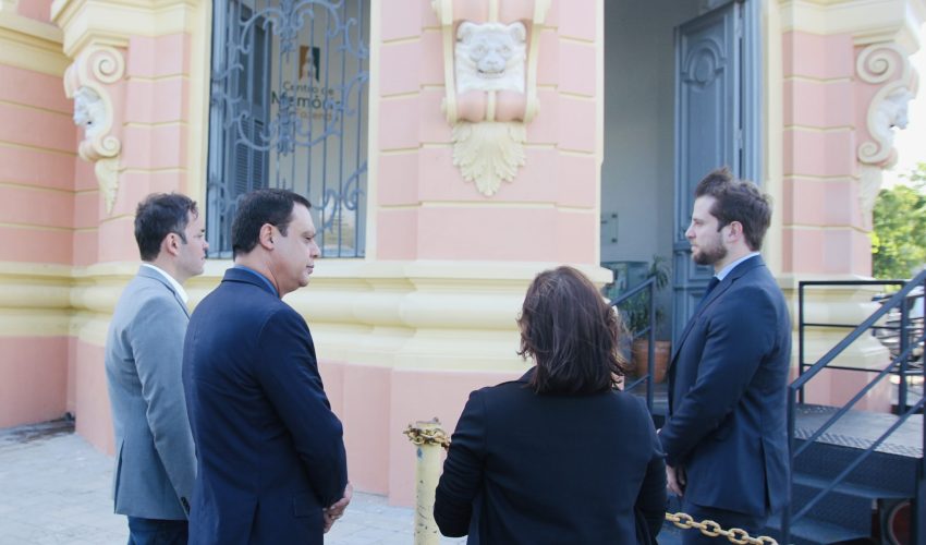 Após visita à exposição do Centro de Memória da Fazenda (CM),  Fabrízio Gomes Santos e Flávio César Mendes de Oliveira, acompanhados pelo assessor especial da Presidência, Matheus Menegaz, apreciaram o prédio do CM, reformado recentemente. Foram guiados pela Coordenadora do Núcleo Educativo do CM, Ana Paula Gomes Bezerra.