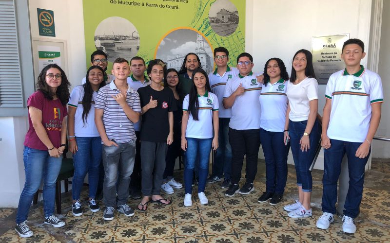 Visita do grupo de estudantes da EEMTI Prof. José Maria Campos de Oliveira, no dia 28 de abril. As visitas fazem parte do projeto Escola no Fisco, idealizado pelo Programa de Educação Fiscal (PEF-CE), com o objetivo de convidar estudantes para conhecerem as atividades desenvolvidas pela Secretaria da Fazenda do Ceará (Sefaz-CE) e refletirem sobre tributação e cidadania fiscal. Na foto: estudantes na recepção do Centro de Memória da Fazenda.