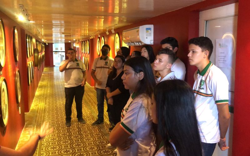Visita do grupo de estudantes da EEMTI Prof. José Maria Campos de Oliveira, no dia 28 de abril. As visitas fazem parte do projeto Escola no Fisco, idealizado pelo Programa de Educação Fiscal (PEF-CE), com o objetivo de convidar estudantes para conhecerem as atividades desenvolvidas pela Secretaria da Fazenda do Ceará (Sefaz-CE) e refletirem sobre tributação e cidadania fiscal. Na foto: estudantes na exposição “Galeria dos Secretários” do Centro de Memória da Fazenda.