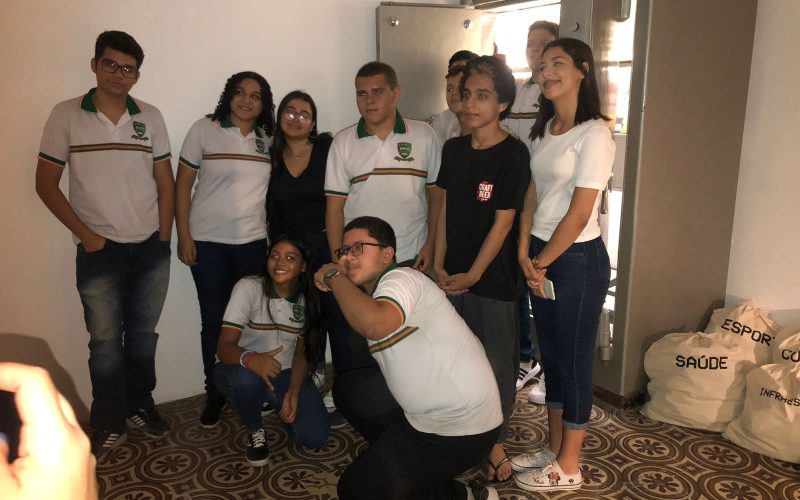Visita do grupo de estudantes da EEMTI Prof. José Maria Campos de Oliveira, no dia 28 de abril. As visitas fazem parte do projeto Escola no Fisco, idealizado pelo Programa de Educação Fiscal (PEF-CE), com o objetivo de convidar estudantes para conhecerem as atividades desenvolvidas pela Secretaria da Fazenda do Ceará (Sefaz-CE) e refletirem sobre tributação e cidadania fiscal. Na foto: estudantes no momento da visitação na Sala-Cofre.