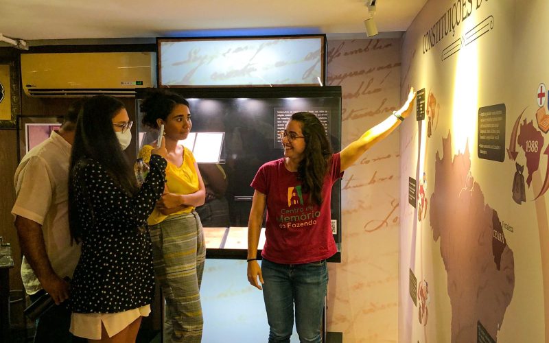 Visita dos estudantes da disciplina direito tributário do curso de Direito da Faculdade Uninassau (Campus Dorotéias) ao Centro de Memória da Fazenda no dia 03 de março de 2023. Na foto: estudantes na exposição Notas de Memórias do Centro de Memória da Fazenda.