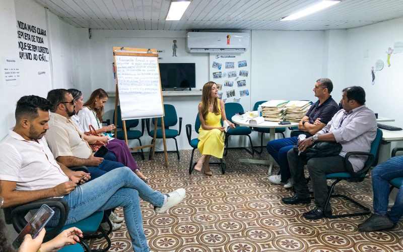 Diálogo sobre a importância da educação fiscal para compreensão do papel social dos tributos realizado pela supervisora do Núcleo de Cidadania Fiscal (Nucif), Clarissa Barroso. Na foto: estudantes na sala multiuso do Centro de Memória da Fazenda.