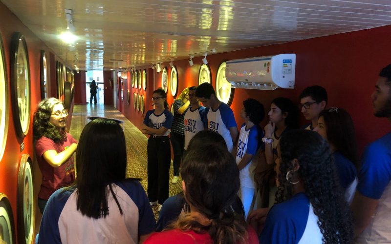Visita do grupo de estudantes do curso de Assistente Administrativo do Serviço Nacional de Aprendizagem Comercial (Senac) Ceará, no dia 10 de março. As visitas fazem parte do projeto Escola no Fisco, idealizado pelo Programa de Educação Fiscal (PEF-CE), com o objetivo de convidar estudantes para conhecerem as atividades desenvolvidas pela Secretaria da Fazenda do Ceará (Sefaz-CE) e refletirem sobre tributação e cidadania fiscal. Na foto: os estudantes na exposição “Galeria dos Secretários” do Centro de Memória da Fazenda.