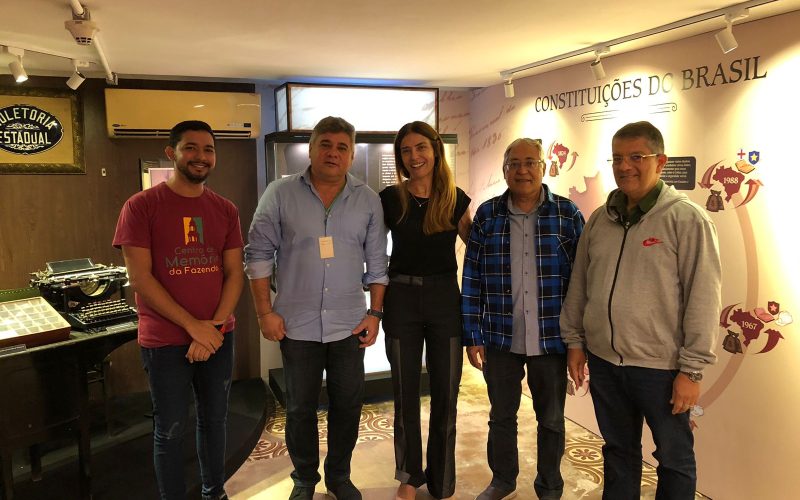 Visita do Diretor de Comunicação do Sindicato dos Fazendários do Ceará (Sintaf CE), José Nilson Fernandes Filho, no dia 15 de março. Na foto: da direita para a esquerda, Fabrício Monteiro (educador museal), José Nilson F. Filho (Sintaf CE), Clarissa Barroso (Supervisora do Núcleo de Cidadania Fiscal), Gerson do Vale (Servidor Fazendário) e Newton Mourão (Servidor Fazendário) na exposição “Notas de Memórias” do Centro de Memória da Fazenda.