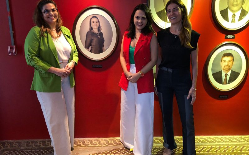 Visita da Secretária de Finanças da cidade de Horizonte/CE, Eleiziane Batista, no dia 15 de março. Na foto: da direita para a esquerda, Eleiziane Batista, Amanda Freitas e Clarissa Barroso (Supervisora do Núcleo de Cidadania Fiscal) na exposição “Galeria dos Secretários” do Centro de Memória da Fazenda.