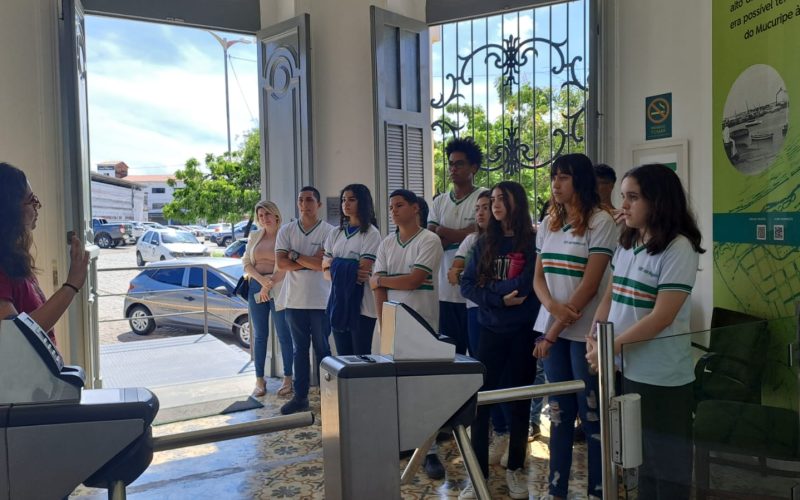 Visita dos estudantes da EEMTI João Nogueira Jucá no dia 16 de março. As visitas fazem parte do projeto Escola no Fisco, idealizado pelo Programa de Educação Fiscal (PEF-CE), com o objetivo de convidar estudantes para conhecerem as atividades desenvolvidas pela Secretaria da Fazenda do Ceará (Sefaz-CE) e refletirem sobre tributação e cidadania fiscal. Na foto: estudantes na recepção do Centro de Memória da Fazenda.