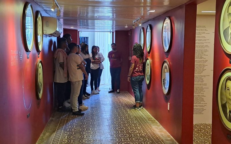 Visita dos estudantes da EEMTI João Nogueira Jucá no dia 16 de março. As visitas fazem parte do projeto Escola no Fisco, idealizado pelo Programa de Educação Fiscal (PEF-CE), com o objetivo de convidar estudantes para conhecerem as atividades desenvolvidas pela Secretaria da Fazenda do Ceará (Sefaz-CE) e refletirem sobre tributação e cidadania fiscal. Na foto: estudantes na exposição “Galeria dos Secretários” do Centro de Memória da Fazenda.