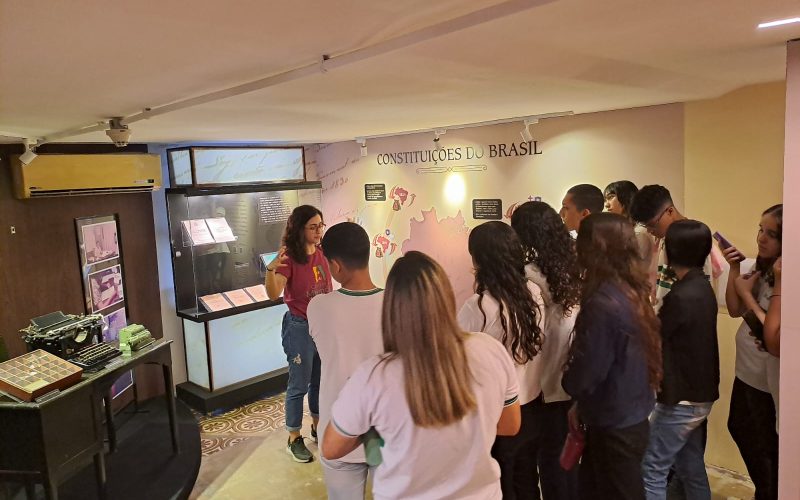 Visita dos estudantes da EEMTI João Nogueira Jucá no dia 16 de março. As visitas fazem parte do projeto Escola no Fisco, idealizado pelo Programa de Educação Fiscal (PEF-CE), com o objetivo de convidar estudantes para conhecerem as atividades desenvolvidas pela Secretaria da Fazenda do Ceará (Sefaz-CE) e refletirem sobre tributação e cidadania fiscal. Na foto: estudantes na exposição “Notas de Memórias” do Centro de Memória da Fazenda.