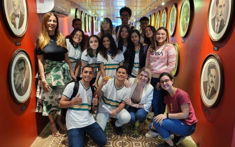 Visita dos estudantes da EEMTI João Nogueira Jucá no dia 16 de março. As visitas fazem parte do projeto Escola no Fisco, idealizado pelo Programa de Educação Fiscal (PEF-CE), com o objetivo de convidar estudantes para conhecerem as atividades desenvolvidas pela Secretaria da Fazenda do Ceará (Sefaz-CE) e refletirem sobre tributação e cidadania fiscal. Na foto: Clarissa Barroso, (Supervisora do Núcleo de Cidadania Fiscal - Nucif), Professora Mikaele Nobre, Letícia Costa e Fabrício Monteiro (educadores museal) e estudantes após o diálogo sobre Cidadania Fiscal no Centro de Memória da Fazenda.