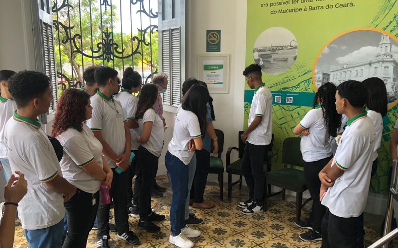 Visita do grupo de estudantes do curso profissionalizante de Contabilidade da Escola Estadual de Educação Profissional (EEEP) Joaquim Moreira de Sousa, no dia 21 de março. As visitas fazem parte do projeto Escola no Fisco, idealizado pelo Programa de Educação Fiscal (PEF-CE), com o objetivo de convidar estudantes para conhecerem as atividades desenvolvidas pela Secretaria da Fazenda do Ceará (Sefaz-CE) e refletirem sobre tributação e cidadania fiscal. Na foto: estudantes na recepção do Centro de Memória da Fazenda.