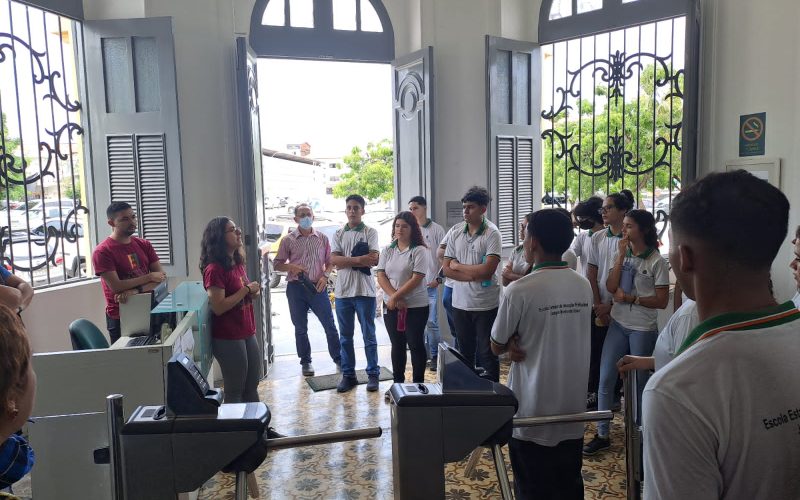 Visita do grupo de estudantes do curso profissionalizante de Contabilidade da Escola Estadual de Educação Profissional (EEEP) Joaquim Moreira de Sousa, no dia 21 de março. As visitas fazem parte do projeto Escola no Fisco, idealizado pelo Programa de Educação Fiscal (PEF-CE), com o objetivo de convidar estudantes para conhecerem as atividades desenvolvidas pela Secretaria da Fazenda do Ceará (Sefaz-CE) e refletirem sobre tributação e cidadania fiscal. Na foto: estudantes na recepção do Centro de Memória da Fazenda.