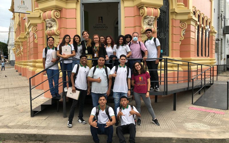 Visita do grupo de estudantes do curso profissionalizante de Contabilidade da Escola Estadual de Educação Profissional (EEEP) Joaquim Moreira de Sousa, no dia 21 de março. As visitas fazem parte do projeto Escola no Fisco, idealizado pelo Programa de Educação Fiscal (PEF-CE), com o objetivo de convidar estudantes para conhecerem as atividades desenvolvidas pela Secretaria da Fazenda do Ceará (Sefaz-CE) e refletirem sobre tributação e cidadania fiscal. Na foto: estudantes na entrada do Centro de Memória da Fazenda.