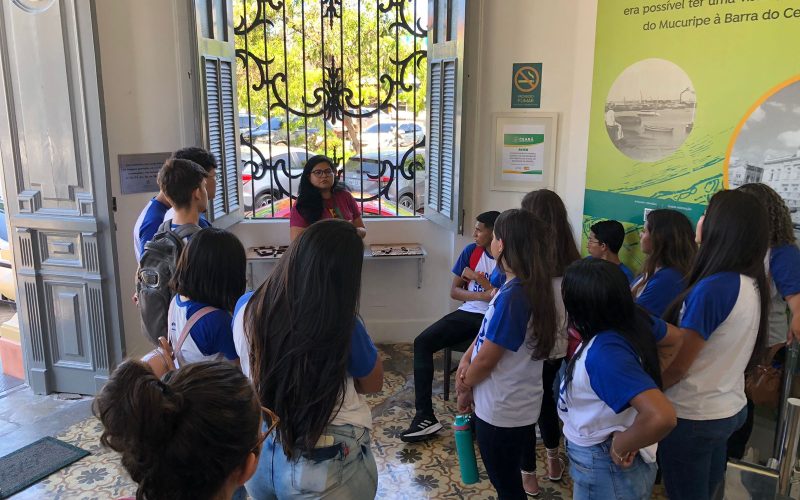 Visita do grupo de estudantes do curso de Assistente Administrativo do Serviço Nacional de Aprendizagem Comercial (Senac) Ceará, no dia 23 de março. As visitas fazem parte do projeto Escola no Fisco, idealizado pelo Programa de Educação Fiscal (PEF-CE), com o objetivo de convidar estudantes para conhecerem as atividades desenvolvidas pela Secretaria da Fazenda do Ceará (Sefaz-CE) e refletirem sobre tributação e cidadania fiscal. Na foto: os estudantes na recepção do Centro de Memória da Fazenda.