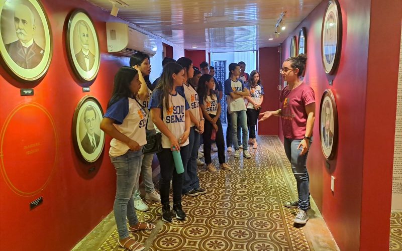 Visita do grupo de estudantes do curso de Assistente Administrativo do Serviço Nacional de Aprendizagem Comercial (Senac) Ceará, no dia 23 de março. As visitas fazem parte do projeto Escola no Fisco, idealizado pelo Programa de Educação Fiscal (PEF-CE), com o objetivo de convidar estudantes para conhecerem as atividades desenvolvidas pela Secretaria da Fazenda do Ceará (Sefaz-CE) e refletirem sobre tributação e cidadania fiscal. Na foto: os estudantes na exposição “Galeria dos Secretários” do Centro de Memória da Fazenda.