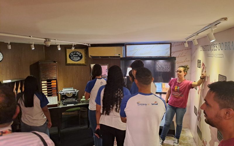Visita do grupo de estudantes do curso de Assistente Administrativo do Serviço Nacional de Aprendizagem Comercial (Senac) Ceará, no dia 23 de março. As visitas fazem parte do projeto Escola no Fisco, idealizado pelo Programa de Educação Fiscal (PEF-CE), com o objetivo de convidar estudantes para conhecerem as atividades desenvolvidas pela Secretaria da Fazenda do Ceará (Sefaz-CE) e refletirem sobre tributação e cidadania fiscal. Na foto: os estudantes na exposição “Notas de Memórias” do Centro de Memória da Fazenda.