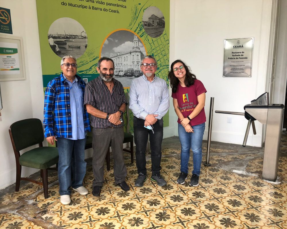 Visita do historiador e pesquisador Edson Alves Nascimento no dia 27 de março. Na foto: equipe do CM, com o visitante (de camisa listrada preta)  na recepção do Centro de Memória da Fazenda.