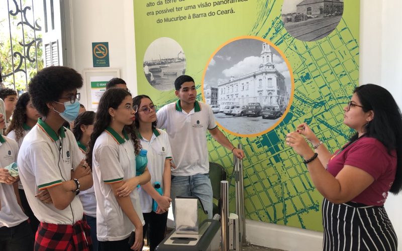 Visita de estudantes do curso profissionalizante de Contabilidade da Escola Estadual de Educação Profissional (EEEP) Joaquim Moreira de Sousa, no dia 30 de março. As visitas fazem parte do projeto Escola no Fisco, idealizado pelo Programa de Educação Fiscal (PEF-CE), com o objetivo de convidar estudantes para conhecerem as atividades desenvolvidas pela Secretaria da Fazenda do Ceará (Sefaz-CE) e refletirem sobre tributação e cidadania fiscal. Na foto: estudantes na recepção do Centro de Memória da Fazenda.