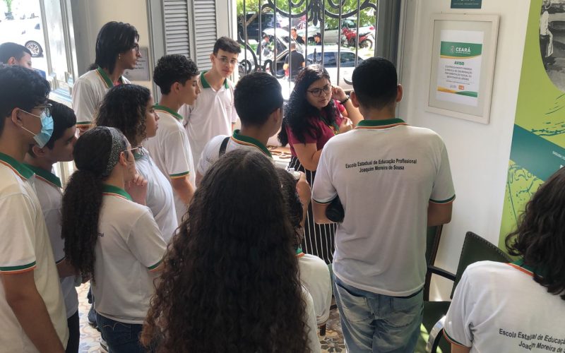 Visita de estudantes do curso profissionalizante de Contabilidade da Escola Estadual de Educação Profissional (EEEP) Joaquim Moreira de Sousa, no dia 30 de março. As visitas fazem parte do projeto Escola no Fisco, idealizado pelo Programa de Educação Fiscal (PEF-CE), com o objetivo de convidar estudantes para conhecerem as atividades desenvolvidas pela Secretaria da Fazenda do Ceará (Sefaz-CE) e refletirem sobre tributação e cidadania fiscal. Na foto: estudantes na recepção do Centro de Memória da Fazenda conversando sobre o processo de restauro do prédio histórico.
