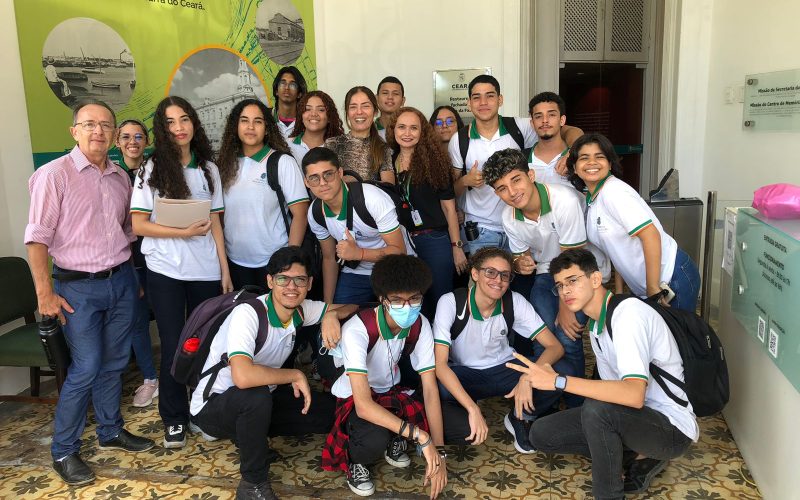 Visita de estudantes do curso profissionalizante de Contabilidade da Escola Estadual de Educação Profissional (EEEP) Joaquim Moreira de Sousa, no dia 30 de março. As visitas fazem parte do projeto Escola no Fisco, idealizado pelo Programa de Educação Fiscal (PEF-CE), com o objetivo de convidar estudantes para conhecerem as atividades desenvolvidas pela Secretaria da Fazenda do Ceará (Sefaz-CE) e refletirem sobre tributação e cidadania fiscal. Na foto: estudantes na recepção do Centro de Memória da Fazenda ao final da visita.