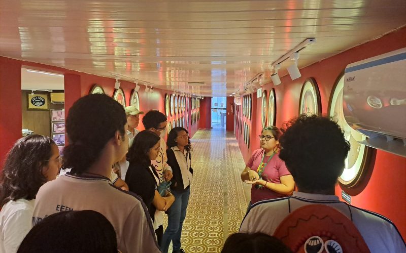 Visita de estudantes da Escola de Ensino Médio e Fundamental Paróquia da Paz, no dia 31 de março. As visitas fazem parte do projeto Escola no Fisco, idealizado pelo Programa de Educação Fiscal (PEF-CE), com o objetivo de convidar estudantes para conhecerem as atividades desenvolvidas pela Secretaria da Fazenda do Ceará (Sefaz-CE) e refletirem sobre tributação e cidadania fiscal. Na foto: estudantes na exposição “Galeria dos Secretários” do Centro de Memória da Fazenda.