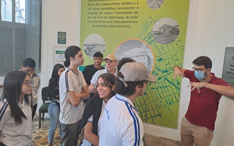 Visita de estudantes da Escola de Ensino Médio e Fundamental Paróquia da Paz, no dia 31 de março. As visitas fazem parte do projeto Escola no Fisco, idealizado pelo Programa de Educação Fiscal (PEF-CE), com o objetivo de convidar estudantes para conhecerem as atividades desenvolvidas pela Secretaria da Fazenda do Ceará (Sefaz-CE) e refletirem sobre tributação e cidadania fiscal. Na foto: estudantes na recepção do Centro de Memória da Fazenda com o professor de história Sandoval Matoso.