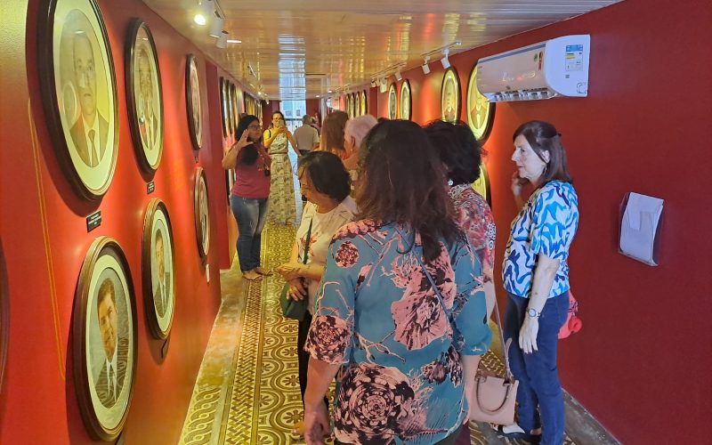 Visita dos Aposentados da Associação de Aposentados Fazendários Estaduais (Aafec) ao Centro de Memória da Fazenda. A visita faz parte do projeto “De volta à Fazenda” que busca trabalhar a memória afetiva dos aposentados com a Secretaria da Fazenda. Na foto: Aposentados na exposição “Galeria dos Secretários” do Centro de Memória da Fazenda.