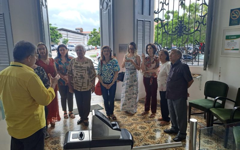 Visita dos Aposentados da Associação de Aposentados Fazendários Estaduais (Aafec) ao Centro de Memória da Fazenda. A visita faz parte do projeto “De volta à Fazenda” que busca trabalhar a memória afetiva dos aposentados com a Secretaria da Fazenda. Na foto: Aposentados e equipe do Núcleo de Cidadania Fiscal (Nucif) na recepção do Centro de Memória da Fazenda.