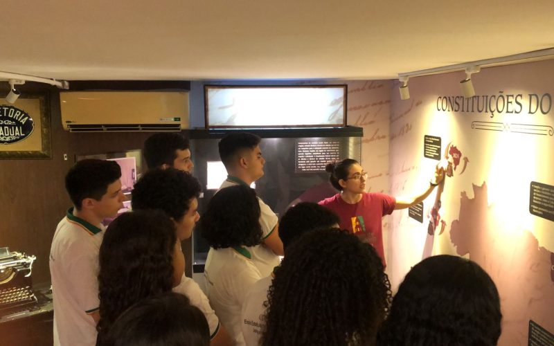 Visita do grupo de estudantes do curso profissionalizante de Contabilidade da Escola Estadual de Educação Profissional (EEEP) Joaquim Moreira de Sousa, no dia 04 de abril. As visitas fazem parte do projeto Escola no Fisco, idealizado pelo Programa de Educação Fiscal (PEF-CE), com o objetivo de convidar estudantes para conhecerem as atividades desenvolvidas pela Secretaria da Fazenda do Ceará (Sefaz-CE) e refletirem sobre tributação e cidadania fiscal. Na foto: estudantes na exposição “Notas de Memórias” do Centro de Memória da Fazenda.